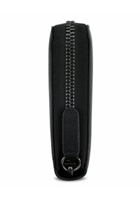 Portafoglio nero con chiusura a zip, finitura testurizzata e un cordoncino in pelle liscia. Il design è elegante e allungato.