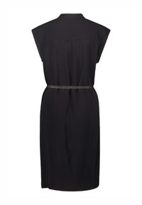 Schwarzes Kleid mit kurzen Kappärmeln, taillierter Taille mit einem strukturierten metallischen Akzent und einer geraden Silhouette, die bis zur Mitte der Wade reicht.