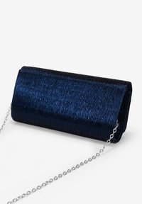 Bolso de mano plisado en azul marino con un acabado metálico texturizado, que presenta una correa de cadena plateada para llevarlo cruzado.
