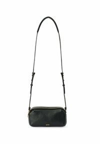 Zwarte leren crossbody tas met een textuurafwerking, voorzien van een ritssluiting en een slanke verstelbare schouderband. Accenten in goudkleurige hardware.