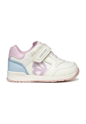 Biały sneaker dla małego dziecka z różowymi i niebieskimi akcentami, detalem motyla po boku i pojedynczym zapięciem na rzep.