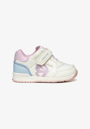 Biały sneaker dla małego dziecka z różowymi i niebieskimi akcentami, detalem motyla po boku i pojedynczym zapięciem na rzep.