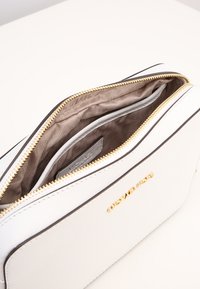 MICHAEL Michael Kors JET SET TRAVEL CROSSBODY - Skuldertasker - optic white