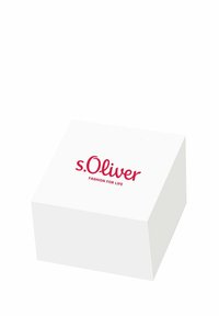 Weißer rechteckiger Karton mit einem roten Logo, auf dem "s.Oliver" steht, und dem Text "FASHION FOR LIFE" auf der Oberseite. Glatte Oberfläche.