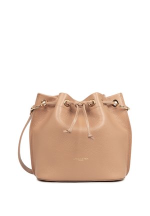 Sac seau en cuir beige avec fermeture à cordon, œillets dorés et une seule bandoulière, embossé du logo "Lancaster Paris".
