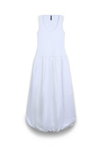 Weißes ärmelloses Kleid mit enganliegendem Oberteil, schwingendem Ballonrock und gerafftem Taillenbereich. Hergestellt aus glattem Stoff mit matter Oberfläche.