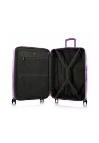 Valigia rigida viola con interno nero, multiple tasche con zipper, cinghie incrociate per fissare gli oggetti e quattro ruote per una facile mobilità.