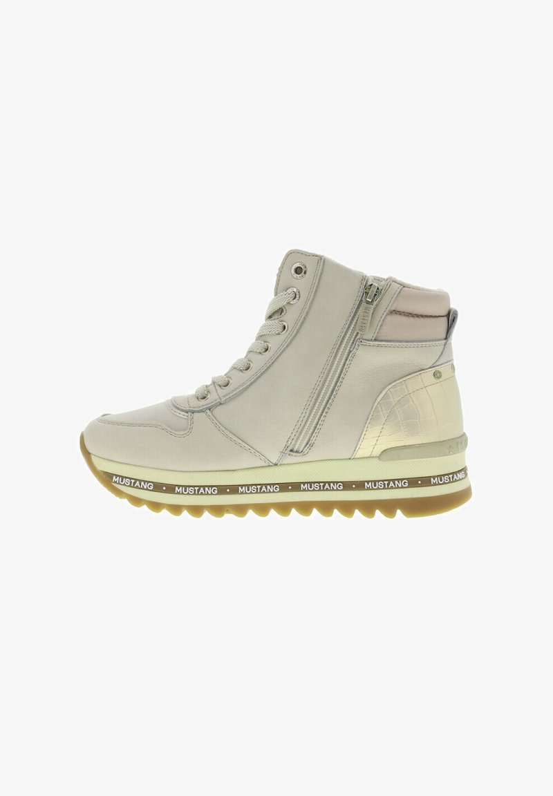 Beżowe skórzane sneakersy typu high-top z teksturowanym obcasem, sznurowanym przodem, bocznym zamkiem i gumową podeszwą z logo "MUSTANG".