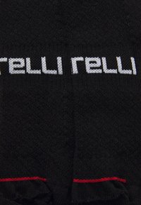 Fekete zoknik, amelyeken fehér színű "relli" felirat található, a dizájnba kötve, piros akcentussal a szárnál. A textúra sima és rugalmasnak tűnik.