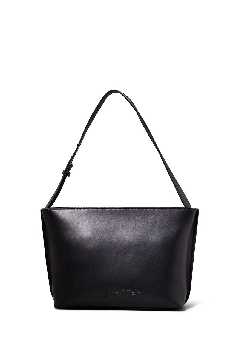 Sac à bandoulière en cuir noir avec une sangle ajustable et un logo Calvin Klein discret embossé au centre avant.