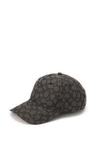Gorra de béisbol de tela negra, con un patrón texturizado de círculos superpuestos. Visera curva y diseño estructurado con orificios de ventilación.