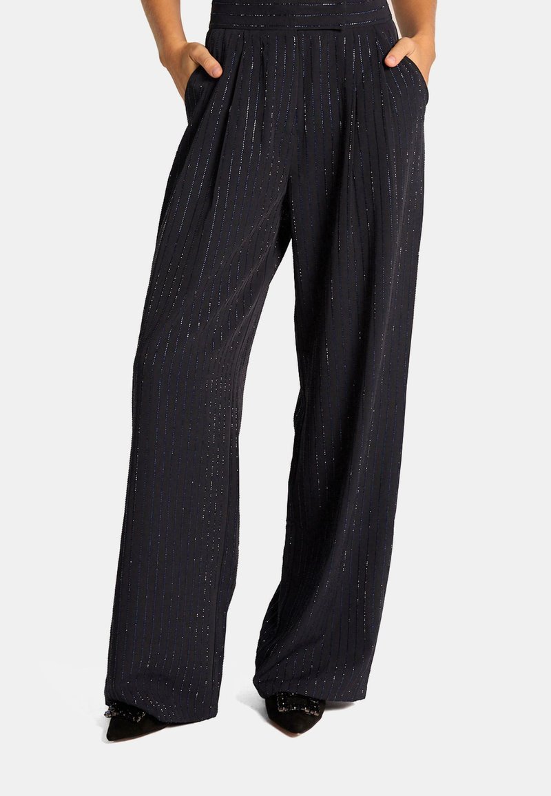 Zwarte broek met wijde pijpen en verticale glinsterende strepen, gemaakt van een textuurstof. Heeft zijzakken en een hoge taille.