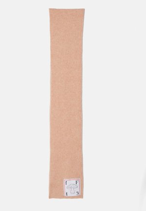 Lys rosa ullskjerf, rektangulær form, myk tekstur, med en liten logo av en sopp i svart kontur på hvit bakgrunn.