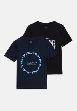 To t-shirts med korte ærmer, en marineblå med cirkulær blå "Jack & Jones" tekst og en sort med hvid og grøn "Jack & Jones" print.
