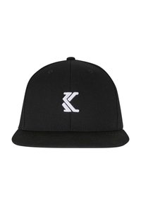 Svart baseballcap med flat kant og hvit brodert logo på fronten. Den er laget av glatt stoff og har seks ventilasjonshull.