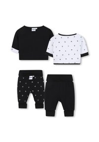 Completo per bambini in bianco e nero, caratterizzato da una maglietta nera e una maglietta bianca con motivi a pois, insieme a pantaloni neri abbinati. Tessuto morbido, design casual.