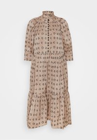 Pitkä, beige mekko, jossa on kolme neljäsosapituista hihaa, mustia kukkakuosisia yksityiskohtia, korkeaa kaula-aukkoa, nappisulku ja kerroksellinen hameosa. Pehmeä kangastuntuma.