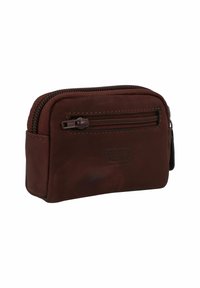 Pochette zippée en cuir brun avec une texture lisse, dotée d'une poche avant et d'un logo embossé. Design compact et rectangulaire.