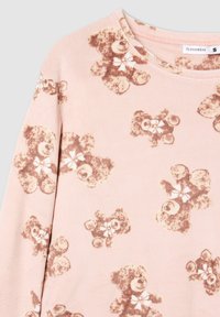 Felpa rosa chiaro caratterizzata da una texture morbida e soffice, con una stampa ripetuta di orsetti marroni e dettagli in nastro bianco. Collo rotondo.