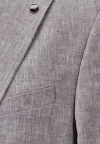 Grau Leinensakko mit glatter Textur, ausgestattet mit einem schmalen Revers, einer einzelnen Knopfleiste und einer Brusttasche.