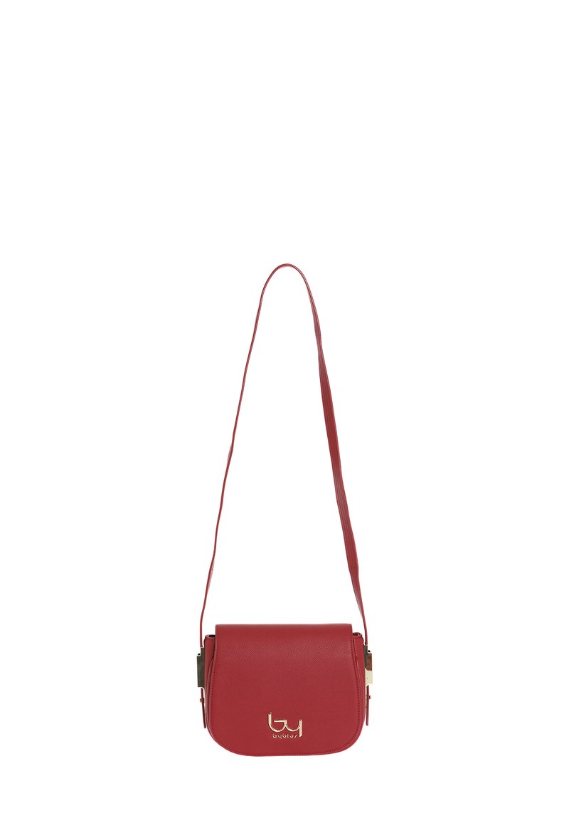 Borsa a tracolla in pelle sintetica rossa con patta superiore, dettaglio del logo in oro e tracolla regolabile. Texture liscia con design minimalista.