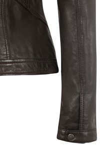 Braune Lederjacke mit glatter Textur, taillierter Passform und kontrastierenden Nähten. Detail umfasst einen Druckknopfverschluss am Ärmel.