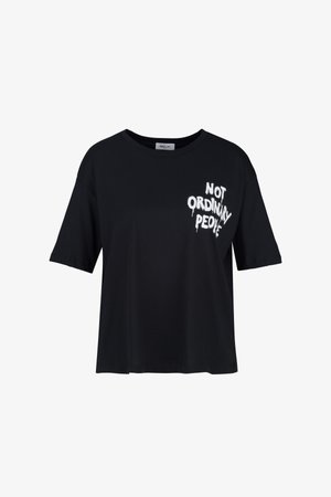 Schwarzes T-Shirt mit kurzen Ärmeln aus Baumwolle, mit einem weißen grafischen Text "NOT ORDINARY PEOPLE" auf der linken Vorderseite.