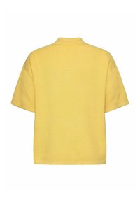 Kurzärmliges, gelbes Poloshirt mit strukturiertem Strickmuster und klassischem Kragen. Einfaches Design, gerader Saum, keine zusätzlichen Akzente.