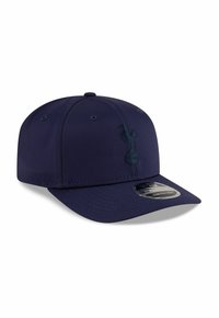 Dunkelblaue Baseballmütze mit strukturiertem Kronenbereich, gebogenem Schirm und gesticktem Logo auf der Vorderseite. Hergestellt aus glattem Stoff mit genähten Akzenten.