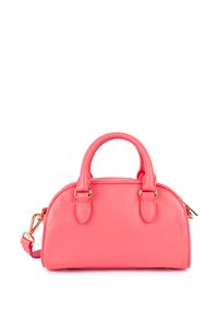 Sac en cuir rose avec une forme arrondie, double poignées et quincaillerie dorée. Il dispose d'une bandoulière amovible et d'une texture lisse.
