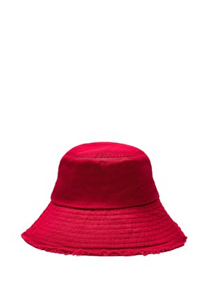 Chapeau seau en coton rouge avec des lignes cousues autour du bord et un bord légèrement effiloché, sur fond blanc.