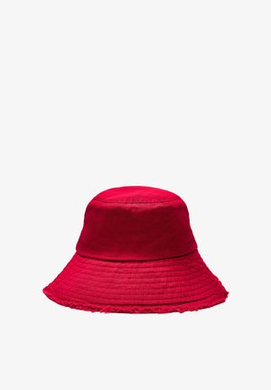 Roter Baumwoll-Bucket-Hut mit abgesteppten Linien rund um die Krempe und leicht ausgefranstem Rand, vor weißem Hintergrund.