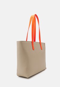 Beige axelväska med slät yta, med orange konstläderremmar. Rektangulär form, minimalistisk design och ingen synlig hårdvara.