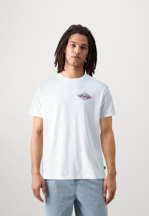 Weißes Baumwoll-T-Shirt mit einem bunten, diamantförmigen Grafikdesign mit Wellenmustern auf der Brust. Rundhalsausschnitt, kurze Ärmel, lockere Passform.