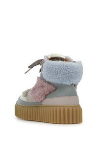 Sneaker alto in stile high-top caratterizzato da materiali misti in colori pastello. Pannelli testurizzati in tessuto piumoso, dettagli in pelle e una suola spessa con righe.
