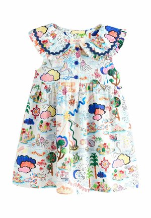 Monivärinen lasten mekko, jossa on röyhelökaulus ja leikkisiä piirroksia merieläimistä, pilvistä ja puista vaalealla taustalla.