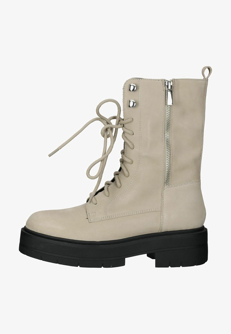 Botas de tobillo beige hechas de cuero suave con una suela negra gruesa, que cuentan con cordones en la parte frontal, cremallera lateral y acentos de hardware plateado.