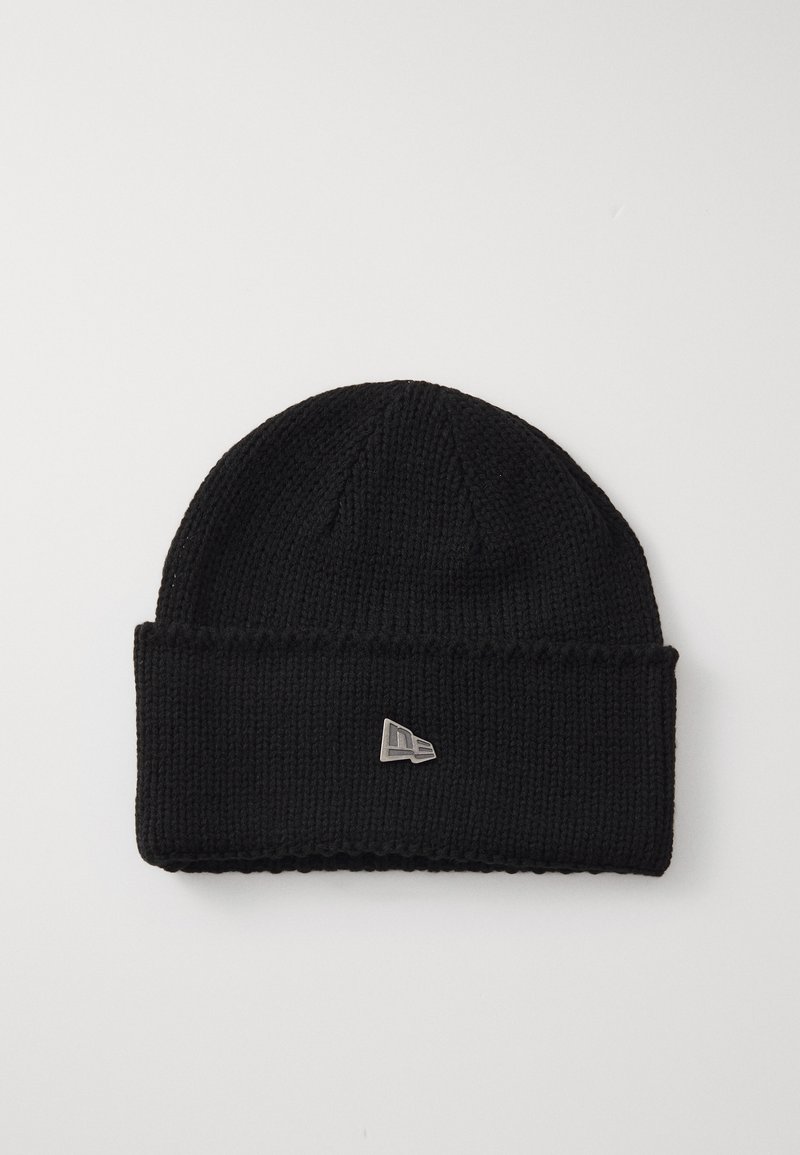 Gorro de malha preto com dobra na bainha, apresentando um pequeno logótipo de metal prateado na frente. Tecido texturizado e ajuste confortável.