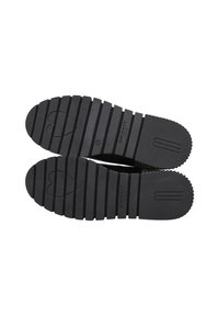 Soli di scarpe in gomma nera con righe orizzontali, caratterizzati da un logo a forma di cuore e il marchio "CRICKET". Superficie testurizzata per una buona aderenza.