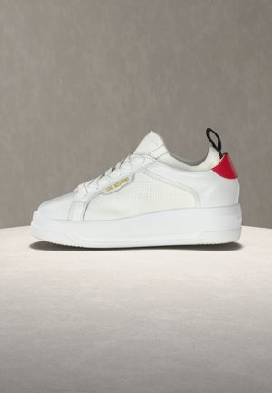 Baskets basses blanches avec côtés en mesh, patte de talon rouge, languette noire et logo « Love Moschino » sur la zone des lacets.