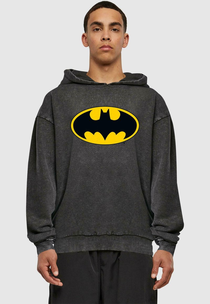 Felpa oversize grigia con un grande logo giallo di Batman sul davanti. Presenta polsini e vita a costine, realizzata in morbido materiale misto cotone.