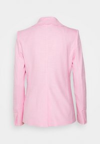 Blazer rosa con colletto a punta, spacco posteriore e maniche lunghe realizzato in tessuto testurizzato. Linee pulite con un design sartoriale.