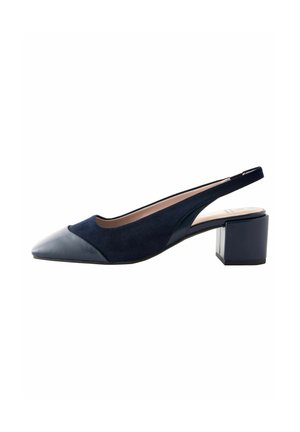 Meripatu navy dengan ujung runcing, bagian atas suede, ujung kaki kulit, dan tumit blok besar. Desain ramping dengan perangkat keras minimal.