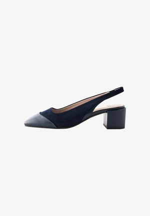 Meripatu navy dengan ujung runcing, bagian atas suede, ujung kaki kulit, dan tumit blok besar. Desain ramping dengan perangkat keras minimal.