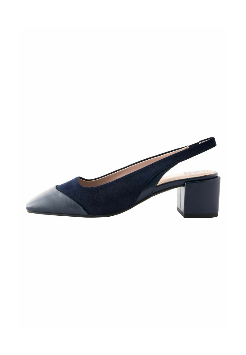 Námorní slingback boty s špičatou špičkou, svrškem z semiše, koženou špičkou a robustním blokovým podpatkem. Elegantní design s minimálním množstvím kovových doplňků.