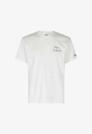 T-shirt bianco in cotone a maniche corte e scollo rotondo. Presenta testo ricamato in rosso e blu sul davanti e sulla manica.