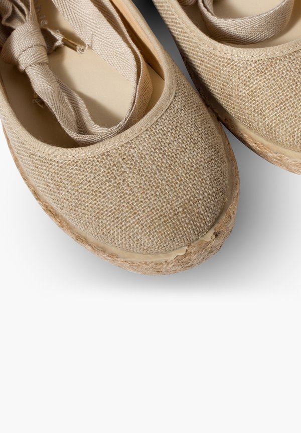 CON CINTAS – Riemchenballerina – beige
