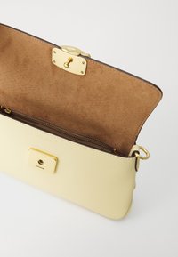 COACH JET SHOULDER BAG - Borsa a mano - light yellow
