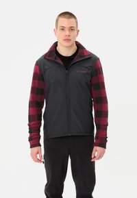 Zwarte en rode geblokte fleecejack met een rits aan de voorkant, contrasterende mouwen en een hoge kraag. Voorzien van het merkembleem op de borst.