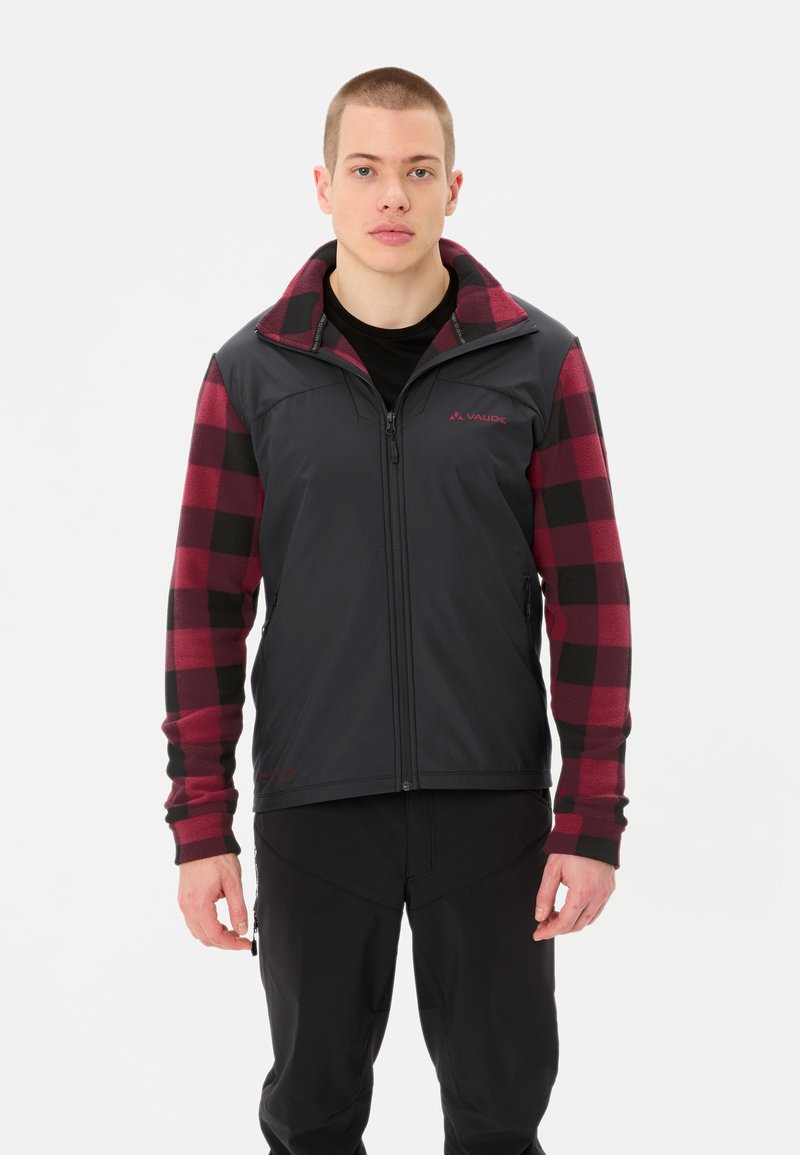 Zwarte en rode geblokte fleecejack met een rits aan de voorkant, contrasterende mouwen en een hoge kraag. Voorzien van het merkembleem op de borst.